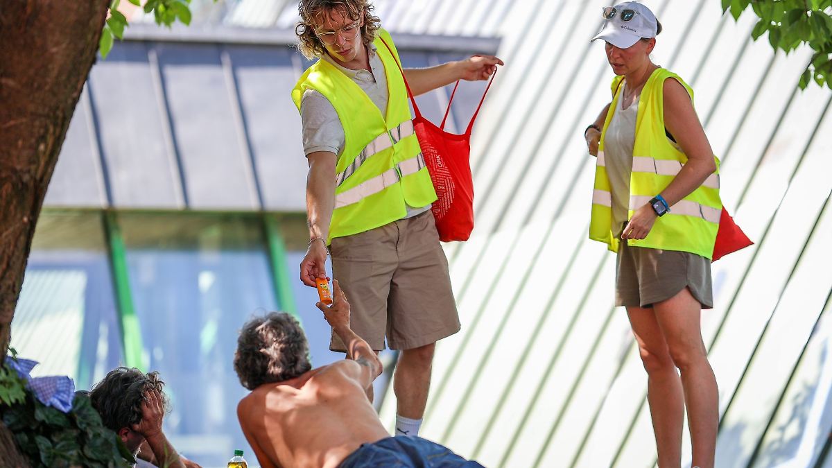 Baden-Württemberg: Hilfe vom Hitzebus - "Für Wasser reicht das Geld nicht"