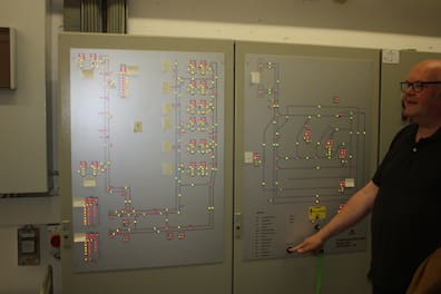 Alles im Blick: Andreas Kolle am Lageplan der Buchförderanlage.
