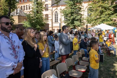 Ukrainischen Besucher des Festes in Reudnitz singen die Nationalhymne ihres Landes.