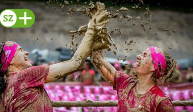 5200 Frauen setzen im Schlamm ein Zeichen gegen Brustkrebs