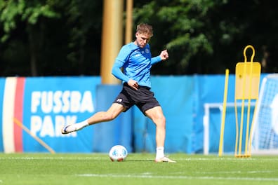 Schießt aus allen Lagen: Phil Harres im Training von Holstein Kiel. 