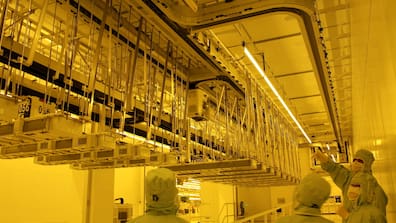 In der Dresdner Mikrochipfabrik von Globalfoundries werden die Wafer in Transportwagen auf Schienen an der Decke von einer Station zur nächsten transportiert. Hergestellt werden diese vollautomatischen Systeme von Murata Machinery aus Japan.