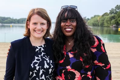 Erholt zurück in Hannover: Kultusministerin Julia Willie Hamburg (links) und die Landtagsabgeordnete Djenabou Diallo Hartmann.