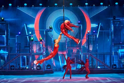 „Akrobatik und Eiskunstlauf auf Bühne bei HOLIDAY ON ICE Show, spektakuläre Choreografie und artistische Tricks