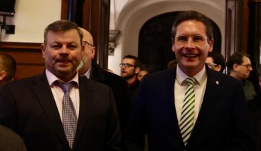 Alexander Vogt und sein Wahlkampfmanager Achmed Großer (links) beim Betreten des Festsaals im Stadthaus am Wahlabend.