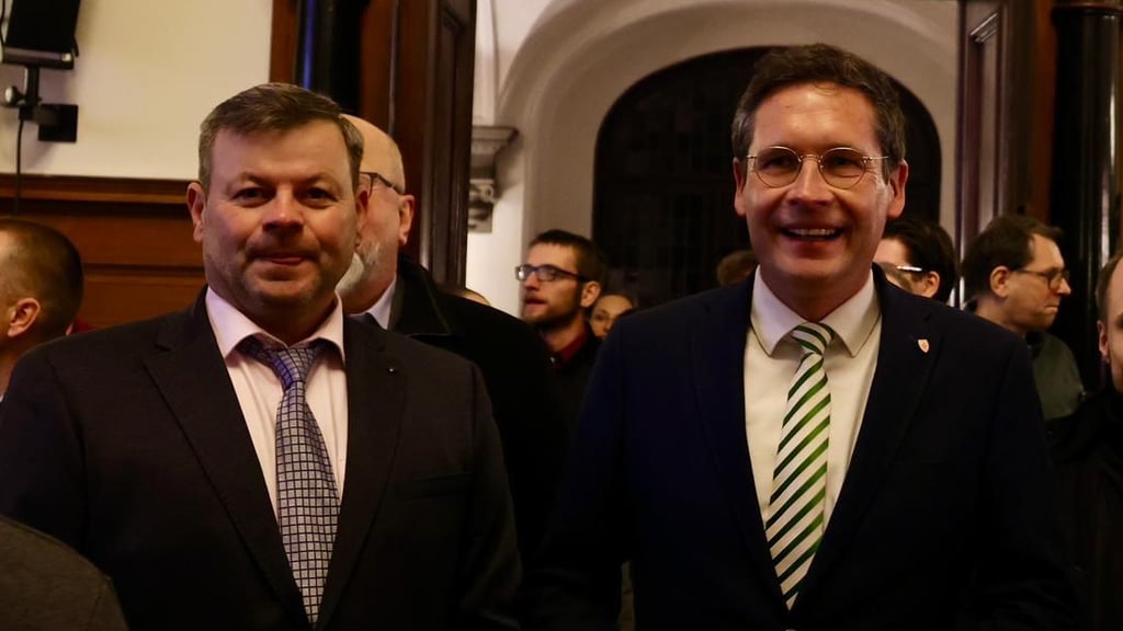 Alexander Vogt und sein Wahlkampfmanager Achmed Großer (links) beim Betreten des Festsaals im Stadthaus am Wahlabend.