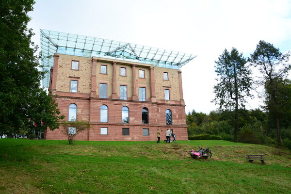 Jagdschloss vor bewälktem Himmel