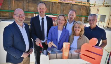 Sparkasse legt Grundstein für neue Filiale in Hillegossen