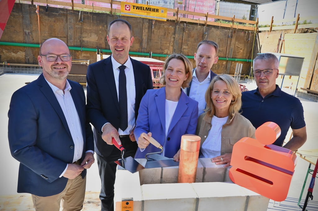 Sparkasse legt Grundstein für neue Filiale in Hillegossen