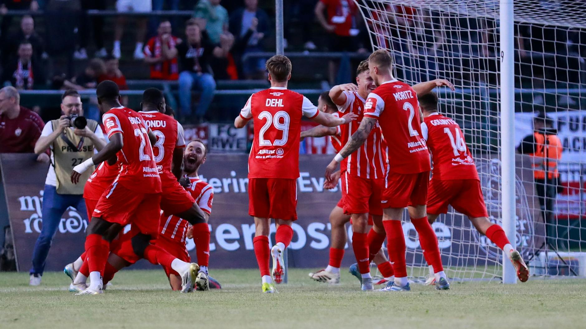 Bei den Spielern von Rot-Weiß Erfurt gab es nach dem Siegtreffer in letzter Sekunde beim BFC Dynamo kein Halten mehr.