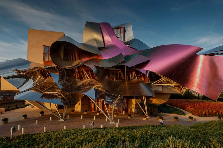 Der Architekt Frank O. Gehry hat dieses Gebäude für Marqués de Riscal entworfen.