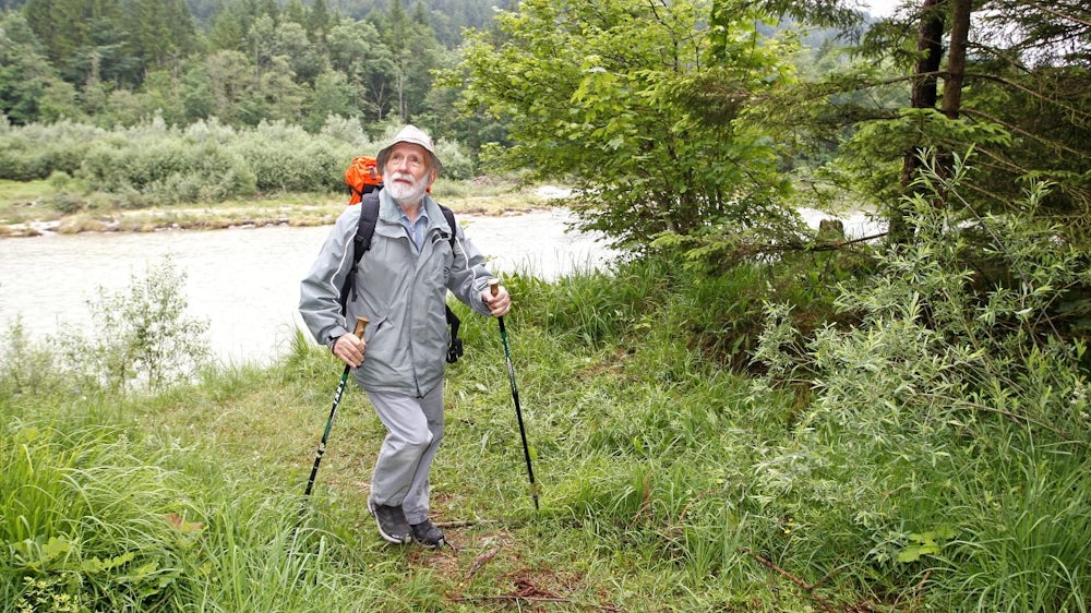 Ludwig Graßler auf einer der ersten Etappen des Fernwanderwegs 2010 an der Isar. Der Initiator des Traumpfads ist 2019 mit 94 Jahren gestorben.