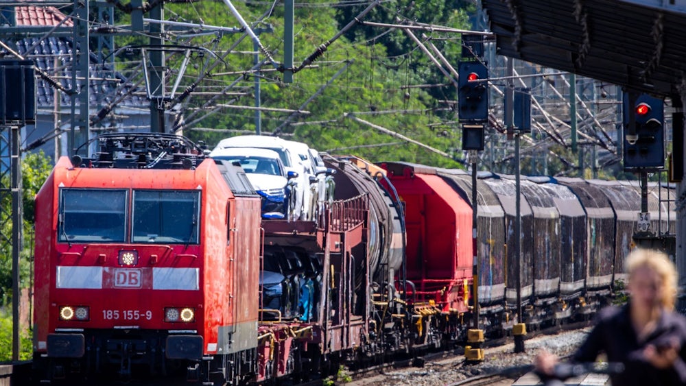 Auf den Güterverkehr kommen erheblich weitere Umleitungen etwa über Hannover und Magdeburg zu.