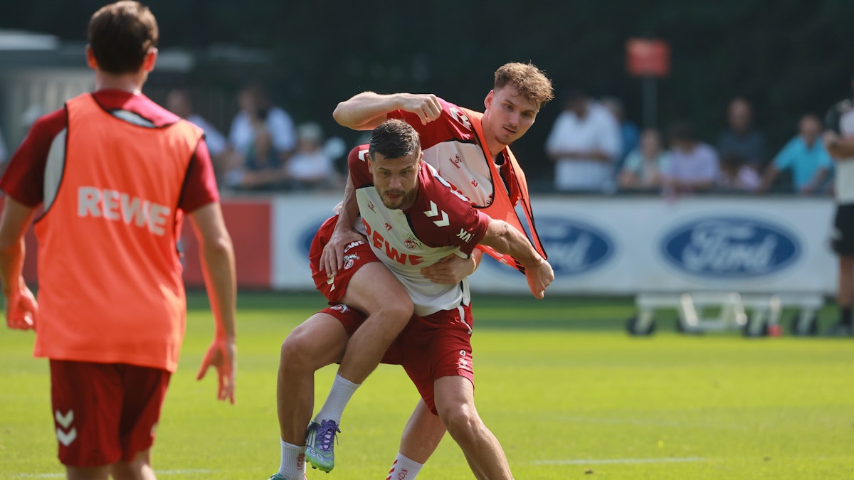 Rav van den Berg beackert am Donnerstag bei seiner Trainings-Premiere Imad Rondic.