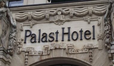 Geflüchtete Familien in Wiesbadener Palasthotel eingezogen
