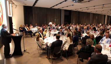 Snoeks Fingerzeig an die vier OB-Kandidaten beim Friedensreiter-Abend