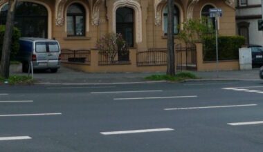 Nach Streit losgefahren: Mann trifft Partnerin mit offener Autotür