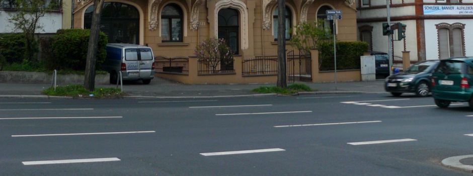 Nach Streit losgefahren: Mann trifft Partnerin mit offener Autotür