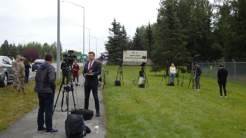 Journalisten bereiten sich auf das Treffen von Trump und Putin in Alaska vor.