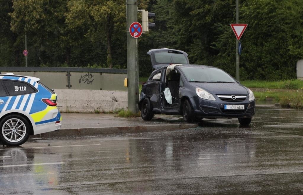 Polizei ermittelt nach schwerem Verkehrsunfall in Augsburg