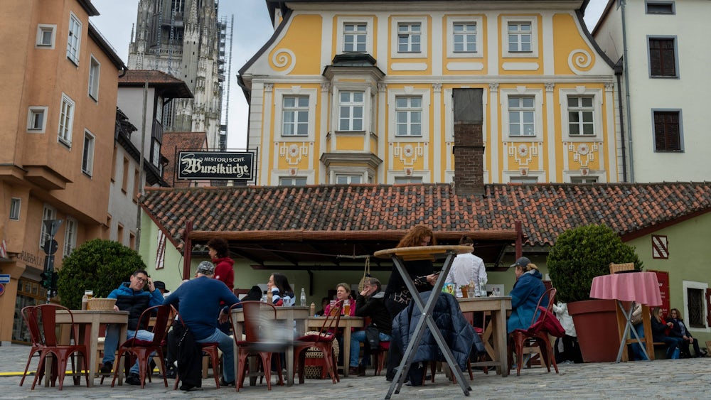 Die Historische Wurstkuchl in Regensburg ist als Gebäude offenbar nicht ganz so alt wie das Lokal in Nürnberg. Aber die erste urkundliche Erwähnung einer Gaststätte  reicht dort weiter zurück.