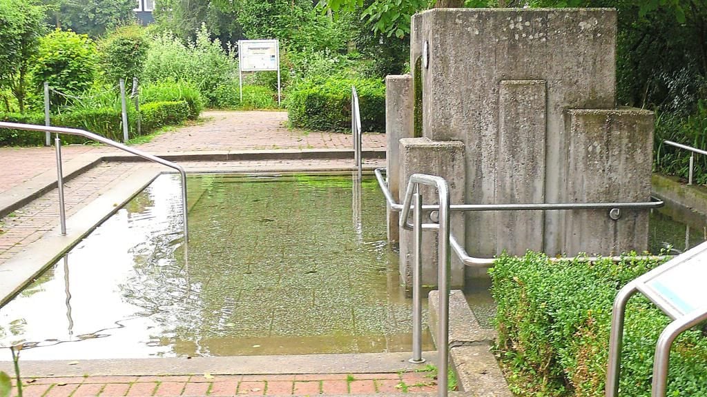 Die Tour im Lienener Barfuß-Park beginnt im Wassertretbecken.