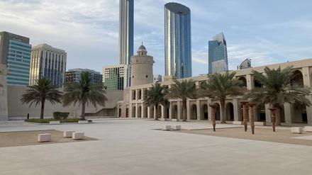 Blick von der alten Festung Qasr Al Hosn auf die neue Skyline von Abu Dhabi.