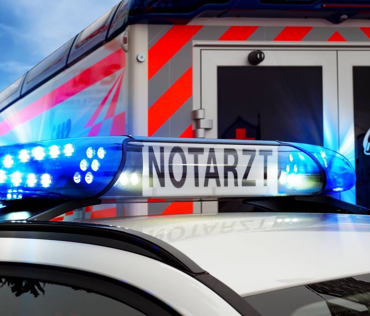 Schwerer Unfall in Essen: Auto auf dem Dach