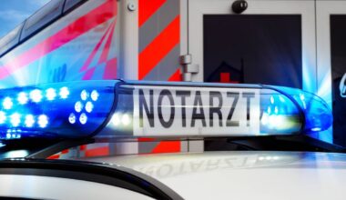 Schwerer Unfall in Essen: Auto auf dem Dach