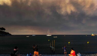 Waldbrände vernichten tausende Hektar in Frankreich, Hotels in Spanien evakuiert