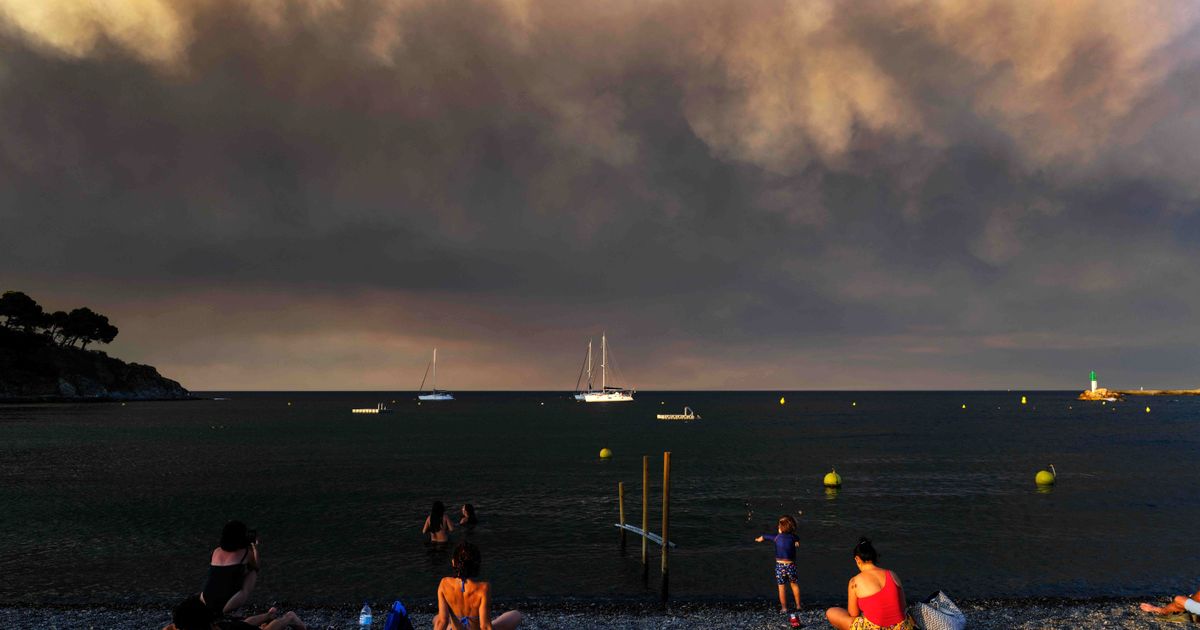 Waldbrände vernichten tausende Hektar in Frankreich, Hotels in Spanien evakuiert