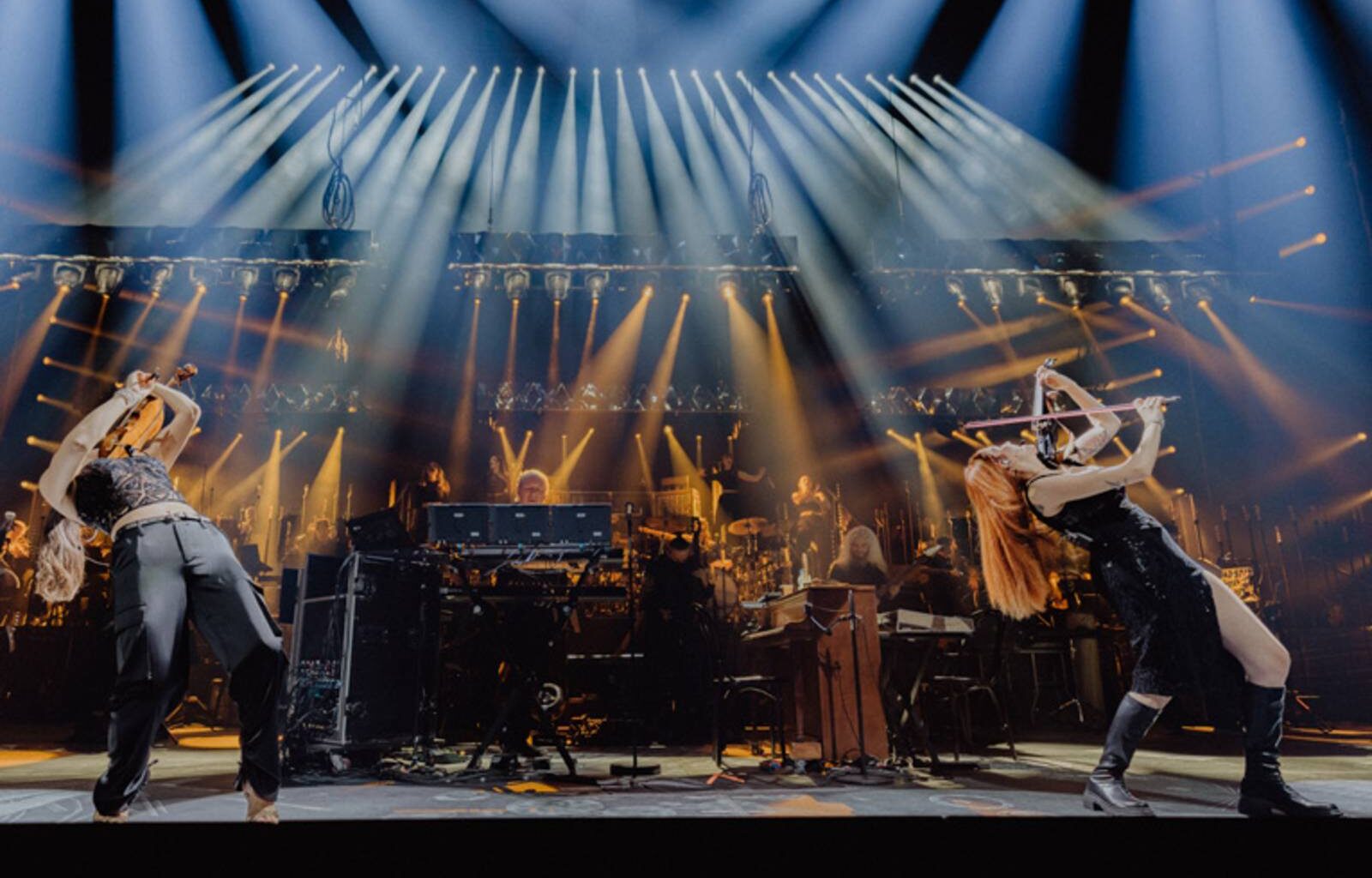 Der Filmkomponist Hans Zimmer mit seinem Ensemble bei einem Live-Auftritt
