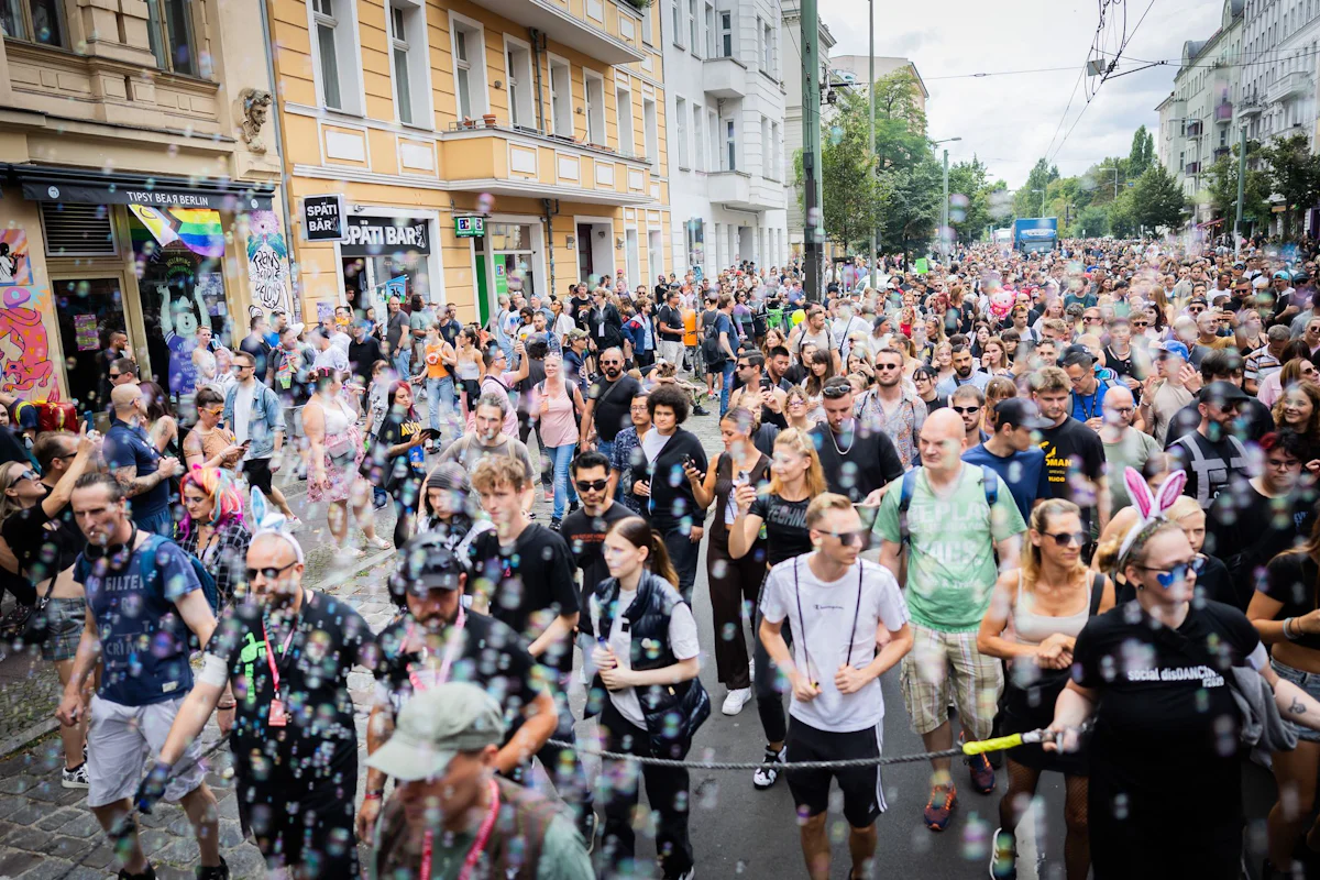 Musik - Tausende tanzen beim „Zug der Liebe“ durch Berlin - Kultur