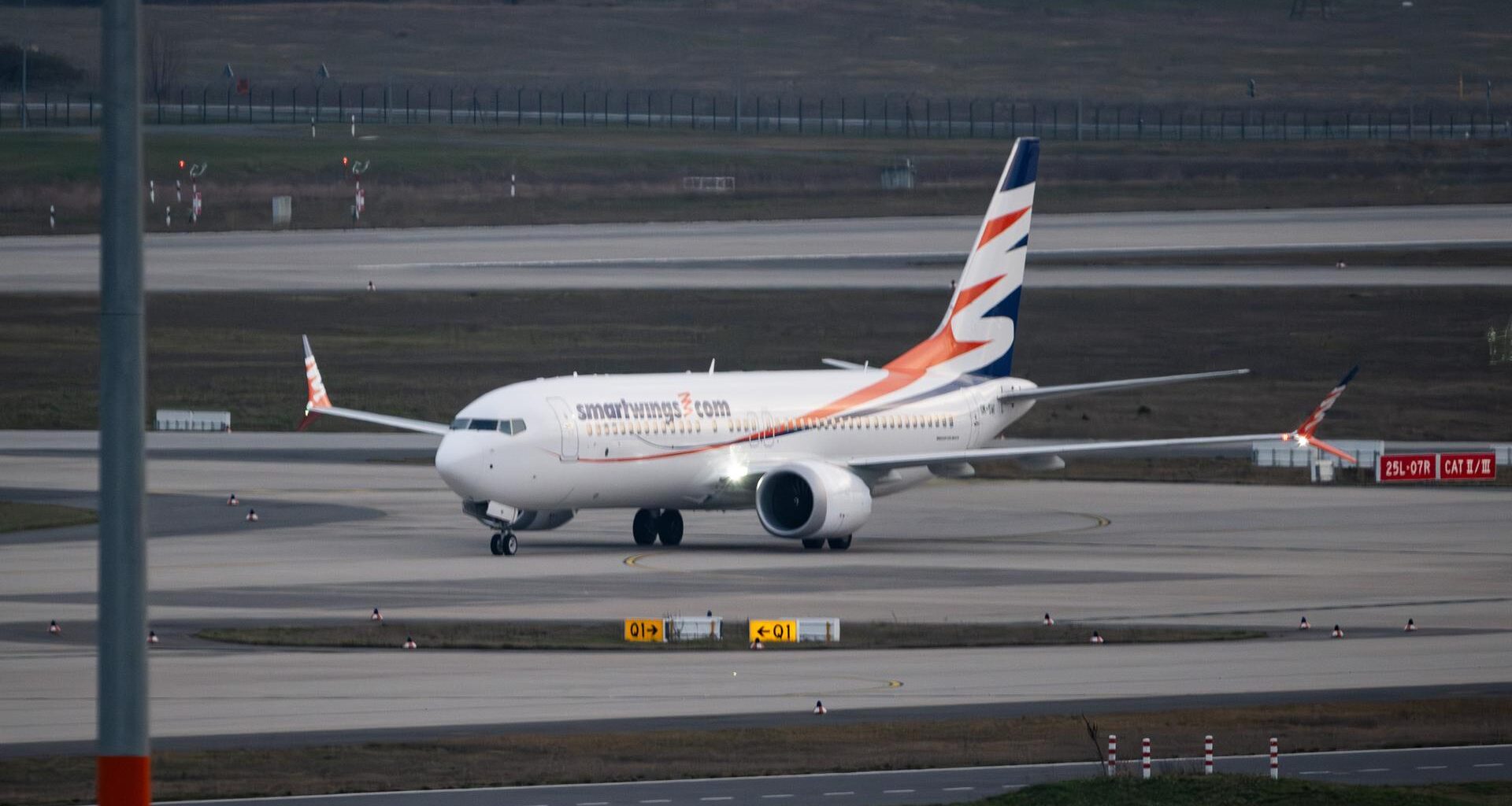Ein Flugzeug steht auf einem Rollfeld.