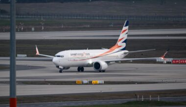 Ein Flugzeug steht auf einem Rollfeld.