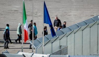 Migranten aus verschiedenen Herkunftsländern kommen im Albanischen Hafen Shengin an