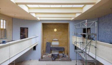 Ein Innenraum, an den Seiten Gallerien