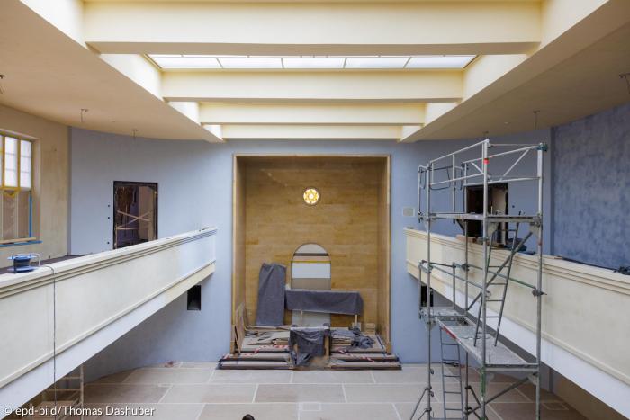 Ein Innenraum, an den Seiten Gallerien