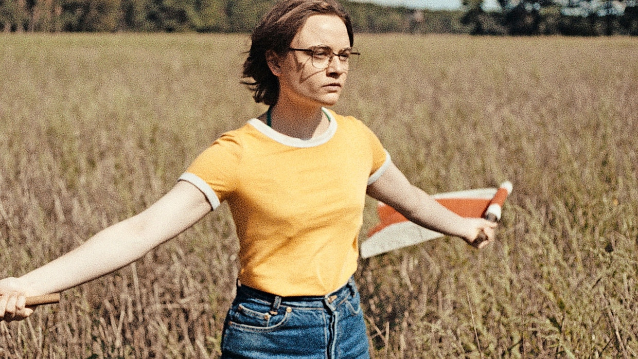 Am liebsten abheben: Angelika (Lena Urzendowsky) träumt von einem anderen Leben