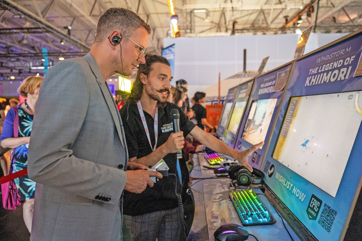 Am Stand von Aesir Interactive: Staatssekretär Christoph Degen testet ein Spiel.