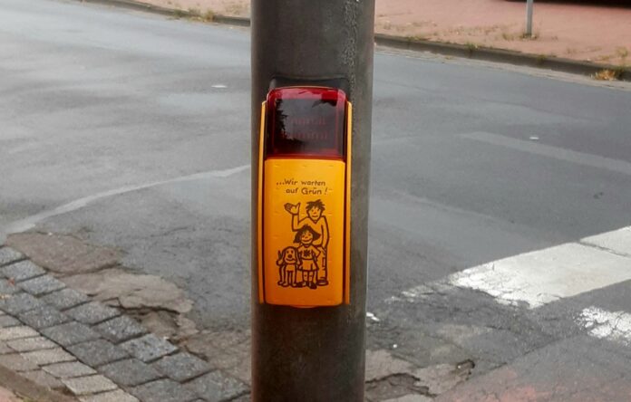 Eine moderne Fußgängerampel sorgt für mehr Sicherheit an der Kreuzung Hannoversche Straße / Humboldtstraße / Beethovenstraße