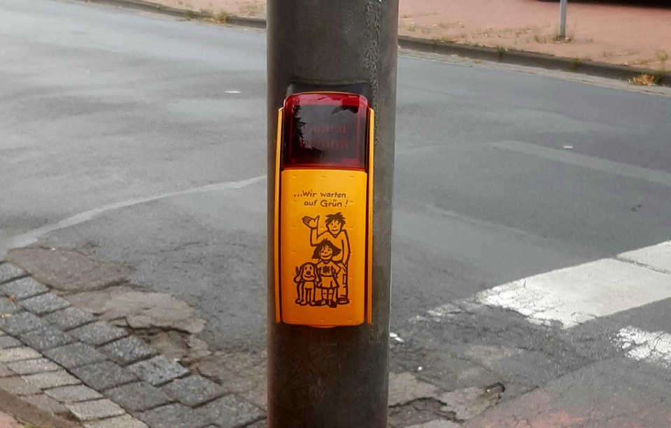 Eine moderne Fußgängerampel sorgt für mehr Sicherheit an der Kreuzung Hannoversche Straße / Humboldtstraße / Beethovenstraße