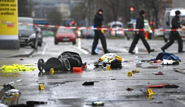 Ein Kinderwagen und viele Gegenstände liegen auf der Strasse am Anschlagsort in München.