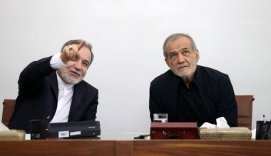 Iranischer Außenminister und Chefverhandler für das Atomprogramm Araghchi mit Präsident Peseschkian