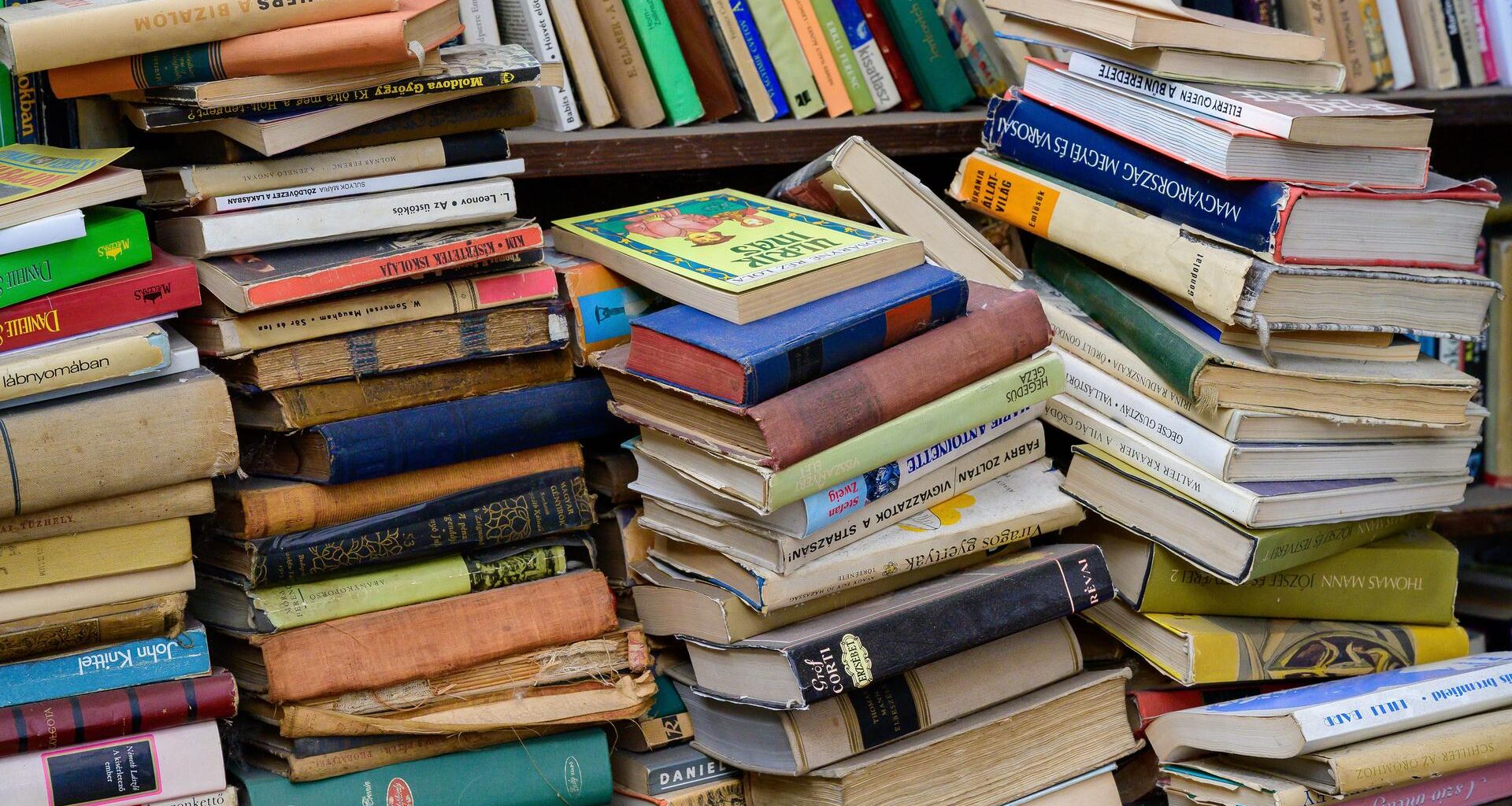Gestapelte alte Bücher in einem Archiv.