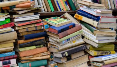 Gestapelte alte Bücher in einem Archiv.