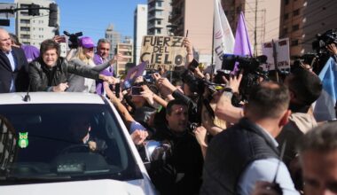 Argentinien: Javier Milei bei Wahlkampftermin mit Steinen und Flaschen beworfen