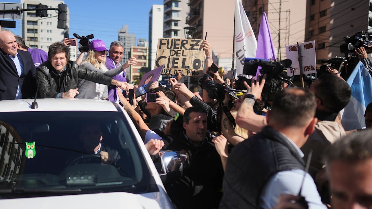Argentinien: Javier Milei bei Wahlkampftermin mit Steinen und Flaschen beworfen