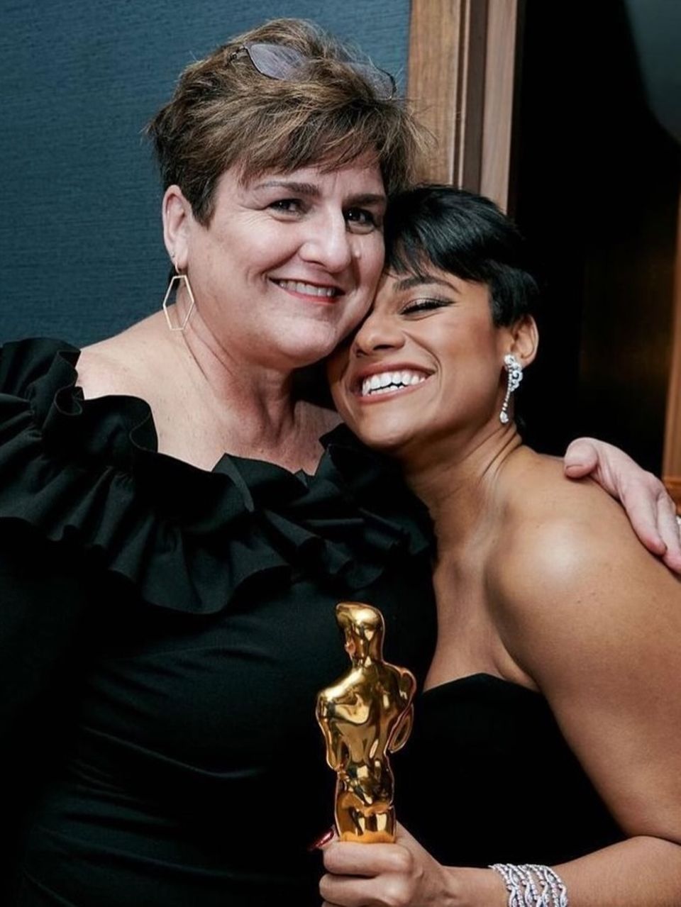 Die Oscar-Nacht 2022: Ariana DeBose, hier mit dem Goldjungen in der Hand, in den Armen ihrer Mutter Gina (†).