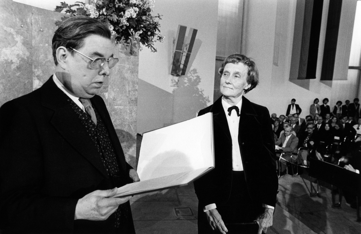 Astrid Lindgren lausch dem Mann, der ihre Rede als Friedenspreisträgerin gar nicht hören wollte: Die schwedische Schriftstellerin am 14. November 1978 in der Frankfurter Paulskirche neben dem Börsenverein-Vorsteher Rolf Keller.
